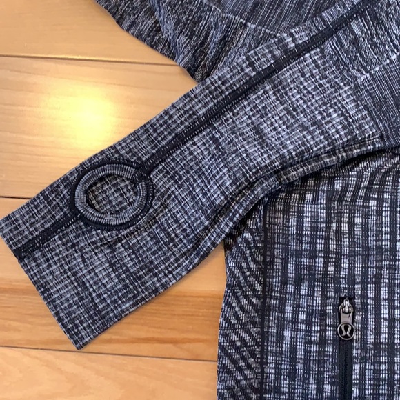 Women’s lululemon slightly used pullover size 2. - Picture 3 of 6